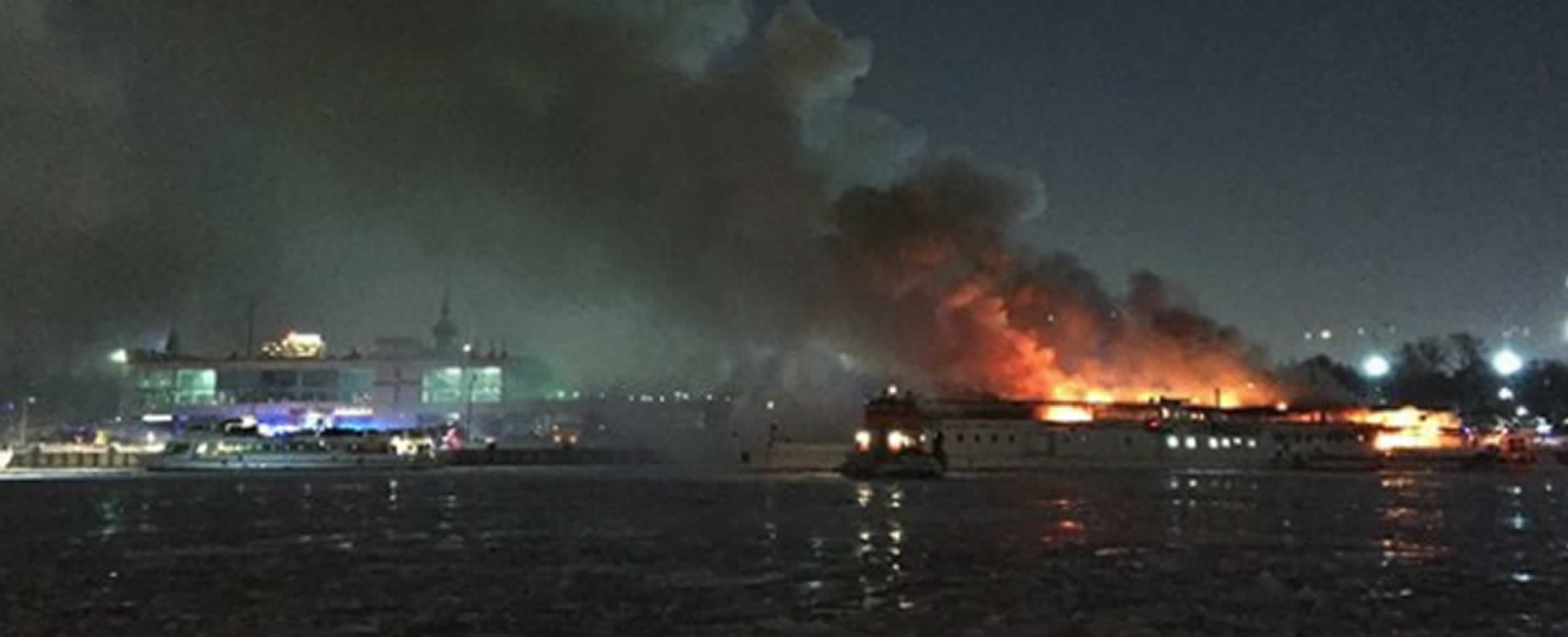 Barco turístico se incendia en río de Moscú