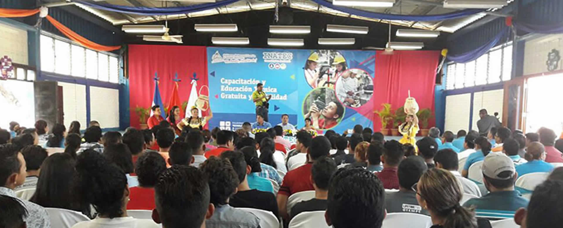 Más graduados del Tecnológico Che Guevara recibieron diploma junto a sus orgullosos padres
