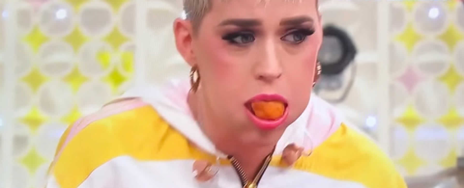 Katy Perry prueba cuánto pollo le cabe en la boca