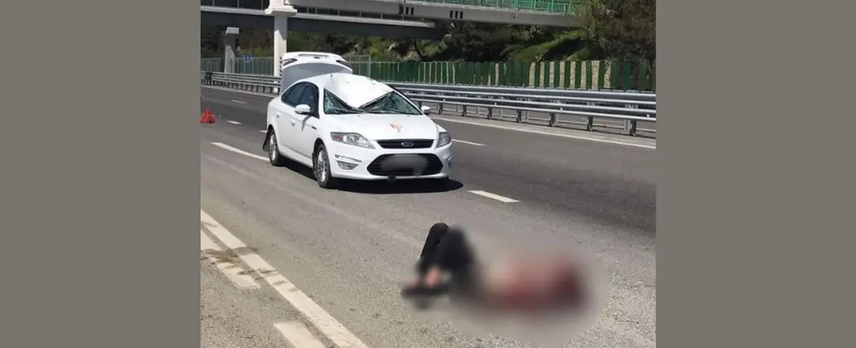 Hombre cae sobre el techo de un vehículo como en las películas de acción 