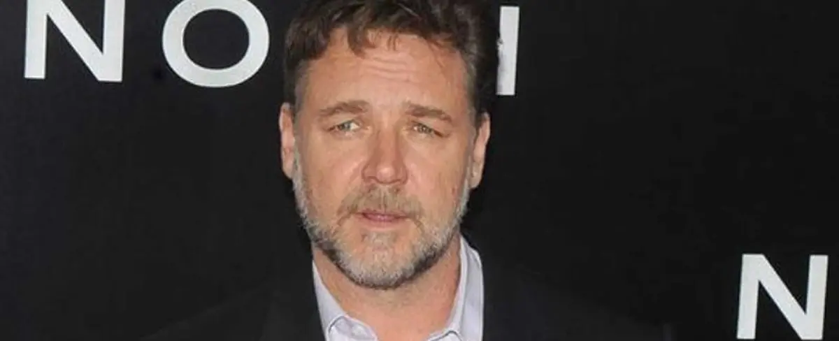 Russel Crowe subasta armadura de Maximus para conseguir divorcio