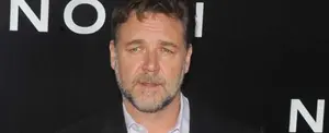 Russel Crowe subasta armadura de Maximus para conseguir divorcio