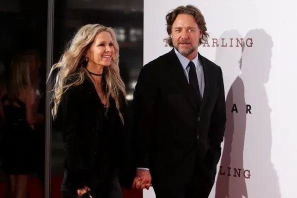 Russel Crowe subasta armadura de Maximus para conseguir divorcio 