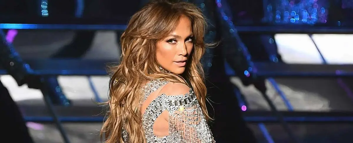 Jennifer Lopez  presume sus limpias, lisas y depiladas axilas
