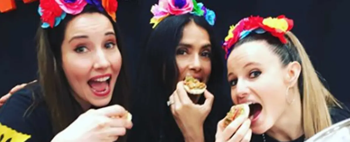 Salma Hayek cocina sopes mexicanos para el festival escolar de su hija