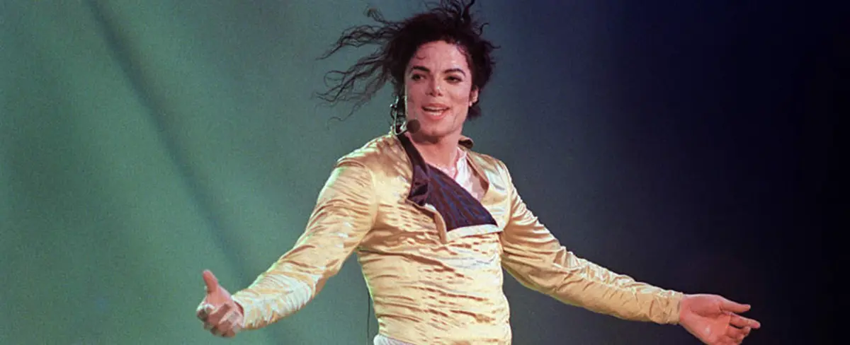 Subastan los zapatos que Michael Jackson utilizó durante el primer paso de 'moonwalk'