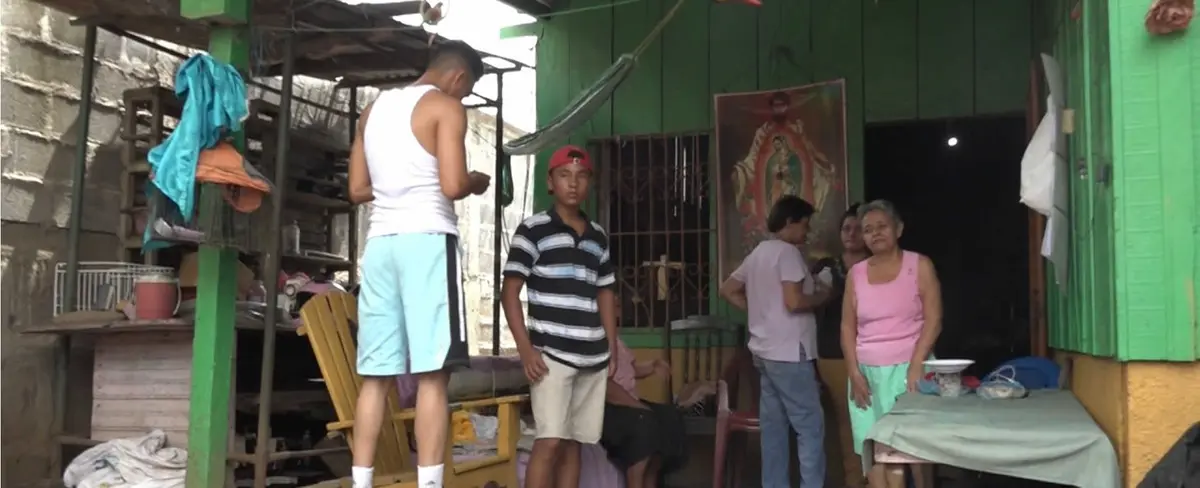 Familia del joven baleado por pandilleros en el sector del Dancing piden a Dios un milagro