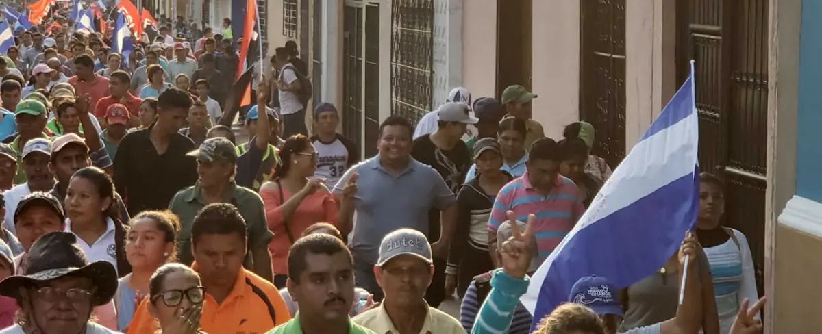Centenares de leoneses participan de una caminata por la paz en el país