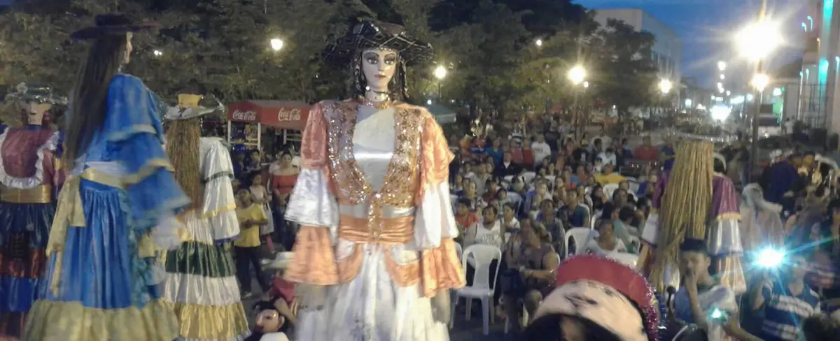 Leoneses salen a las calles clamando paz con tradicional derroche cultural