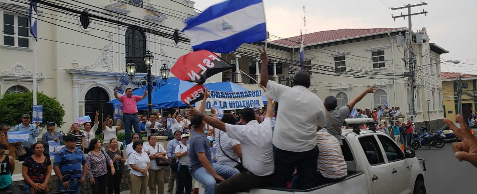 León organiza emotiva caravana haciendo un llamado al diálogo y a la paz