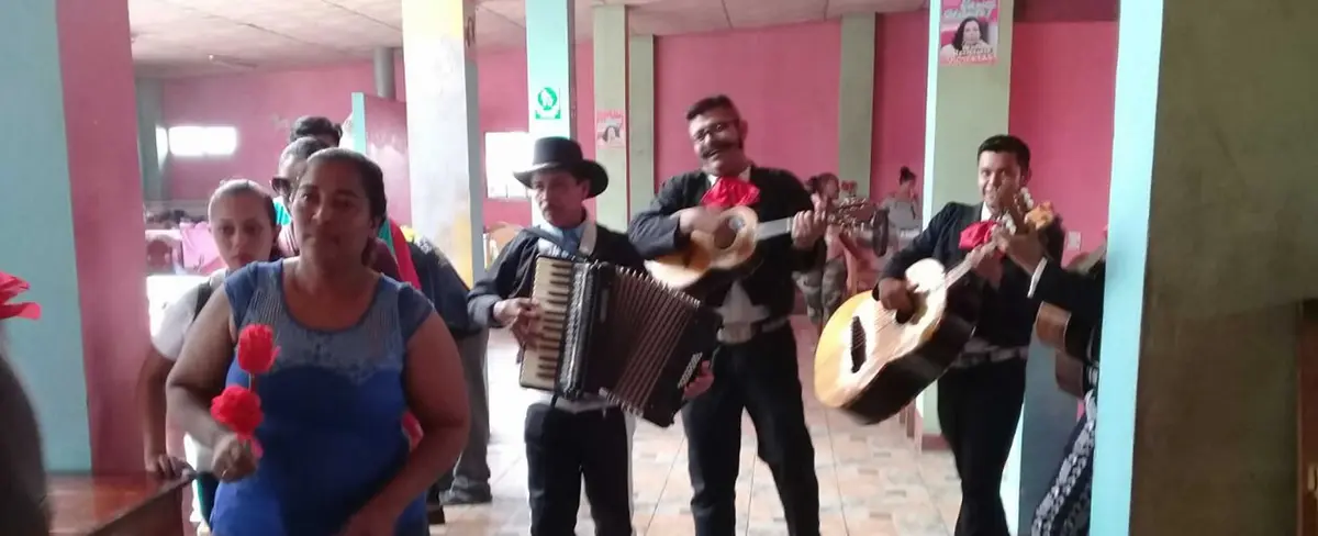 Mercado municipal de Bluefields celebra cantando a las madres trabajadoras