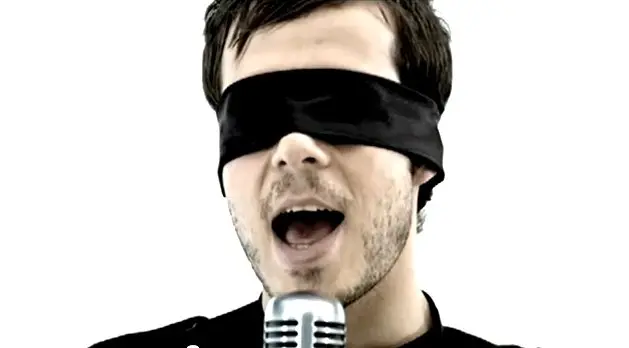 ¿Qué procedimientos acordó en su nuevo look vocalista de PXNDX? 