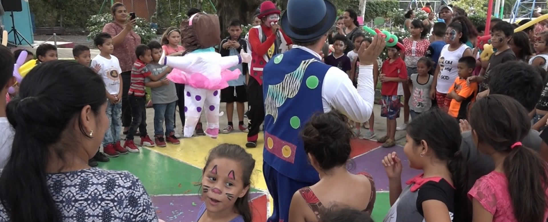 Familias capitalinas  asisten a los parques de recreación a celebrar la paz
