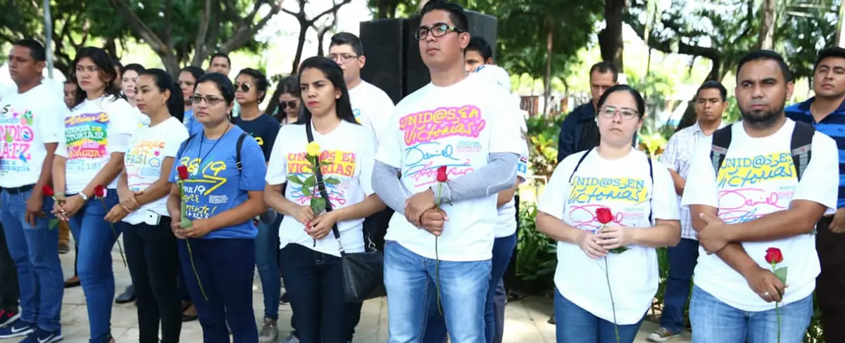 Juventud Sandinista deposita ofrenda floral, en el monumento del General Augusto C. Sandino en su natalicio