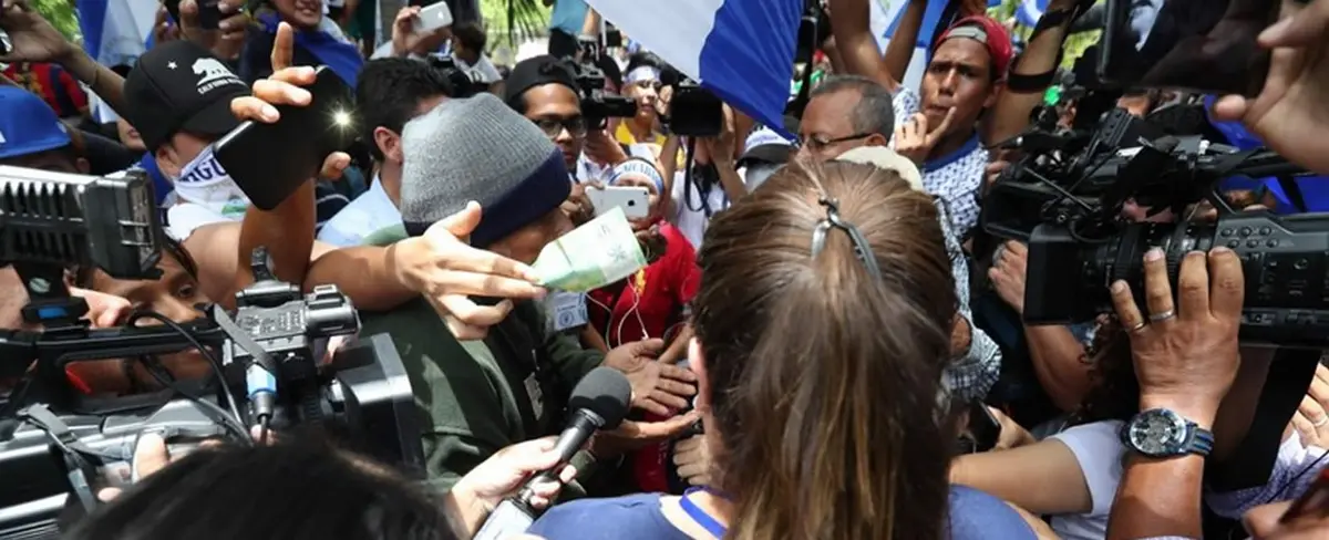 Manifestantes violentos agreden a periodistas en la entrada del Seminario Nacional