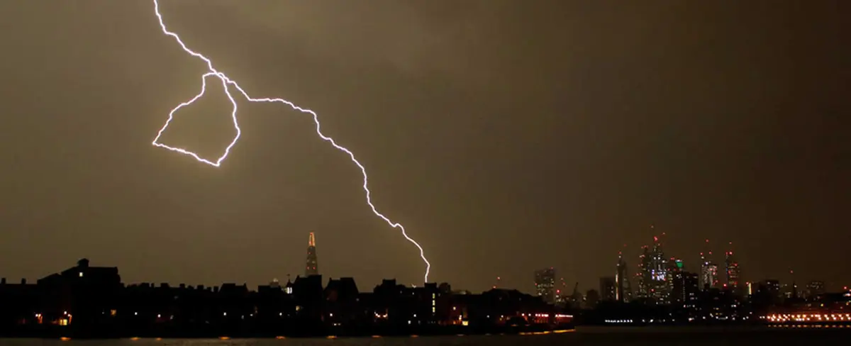 Tormenta eléctrica deja hasta 20.000 rayos en una noche en Reino Unido