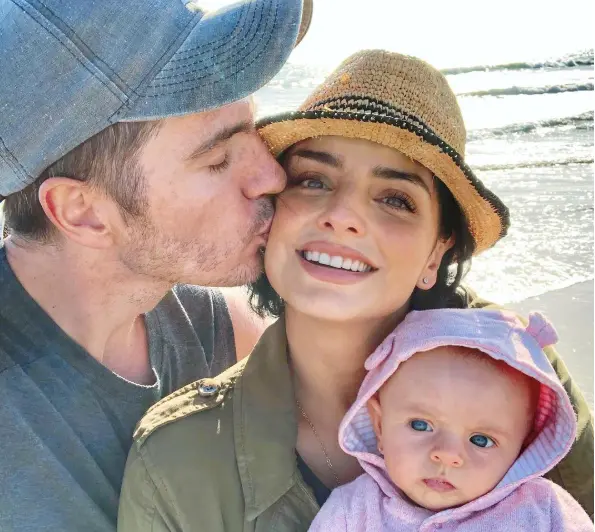 Aislinn Derbez y Mauricio Ochmann disfrutan de la pequeño Kailani en la playa