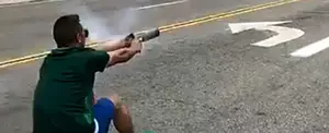 Mexicano que lanzó cohetes a policías en Los Ángeles enfrenta pena de hasta 27 años de prisión