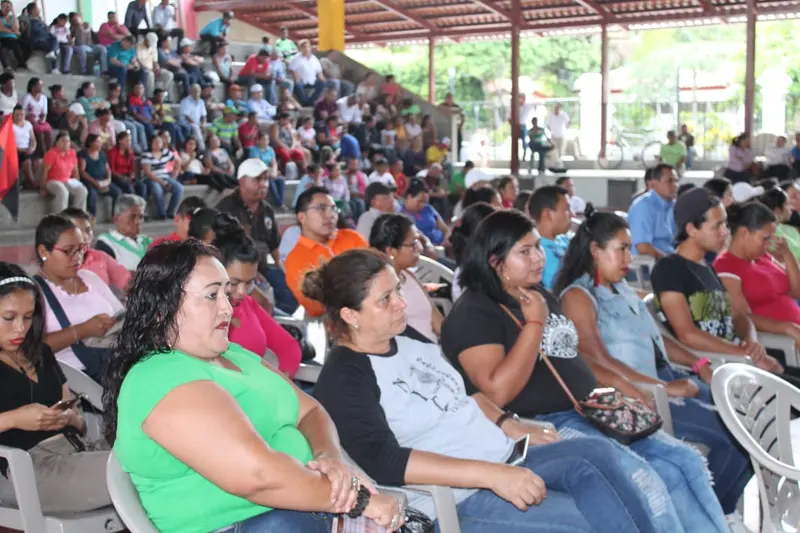 Un pueblo que camina, canta y calma por la paz en nuestros corazones