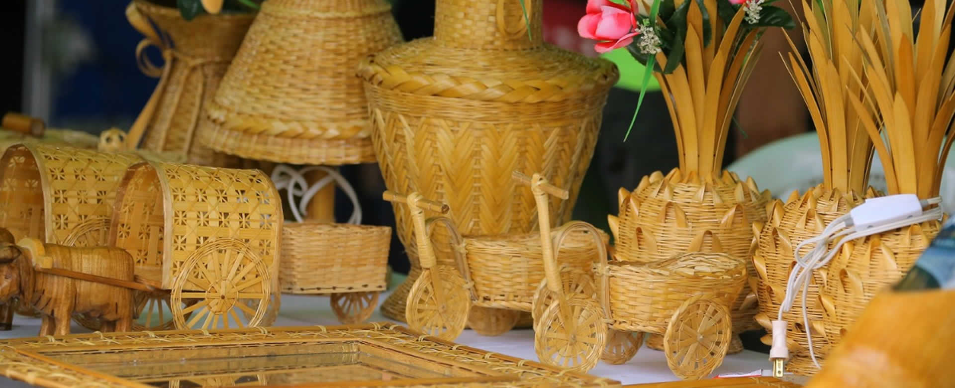 Artesanos del bambú celebran exitosa feria en el turístico Puerto Salvador Allende