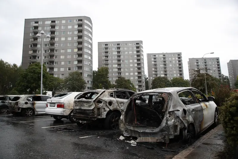 Más de un centenar de vehículos incendiados por jóvenes encapuchados en Suecia