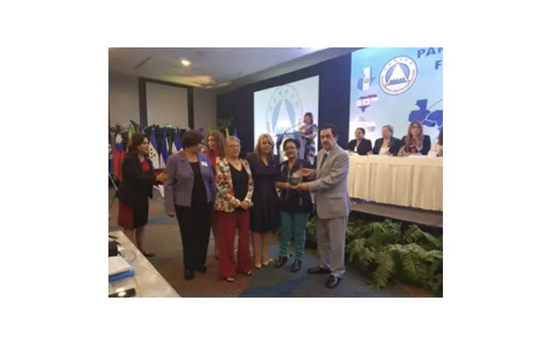  Comisión de la Mujer del PARLACEN entrega reconocimiento a la compañera Andrea del Carmen Morales Pére