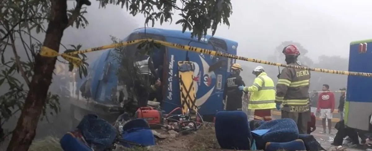 12 personas heridas y 30 fallecidas en accidente de autobús en Ecuador