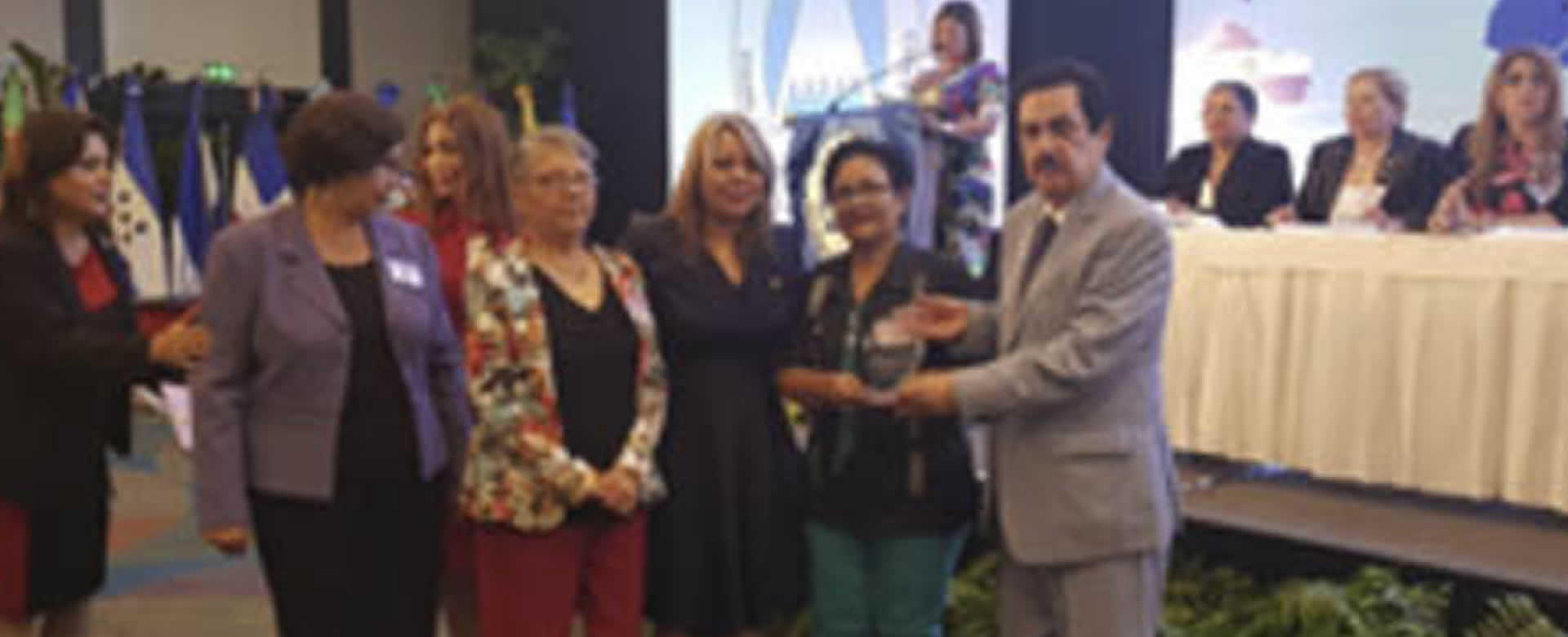 Comisión de la Mujer del PARLACEN entrega reconocimiento a la Compañera Andrea Morales Pérez