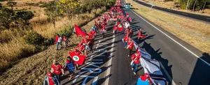 Campesinos llegan a Brasilia en apoyo a Lula