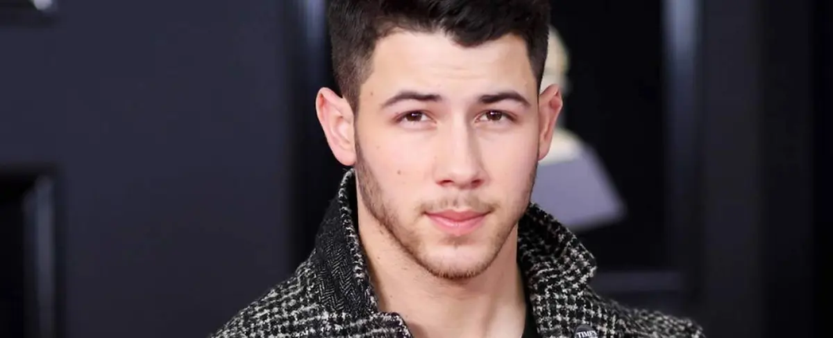 Nick Jonas confirma su compromiso