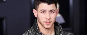 Nick Jonas confirma su compromiso