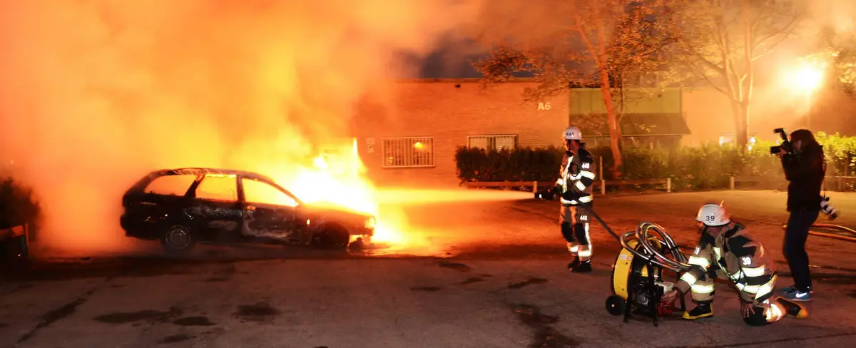 Más de un centenar de vehículos incendiados por jóvenes encapuchados en Suecia