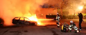 Más de un centenar de vehículos incendiados por jóvenes encapuchados en Suecia
