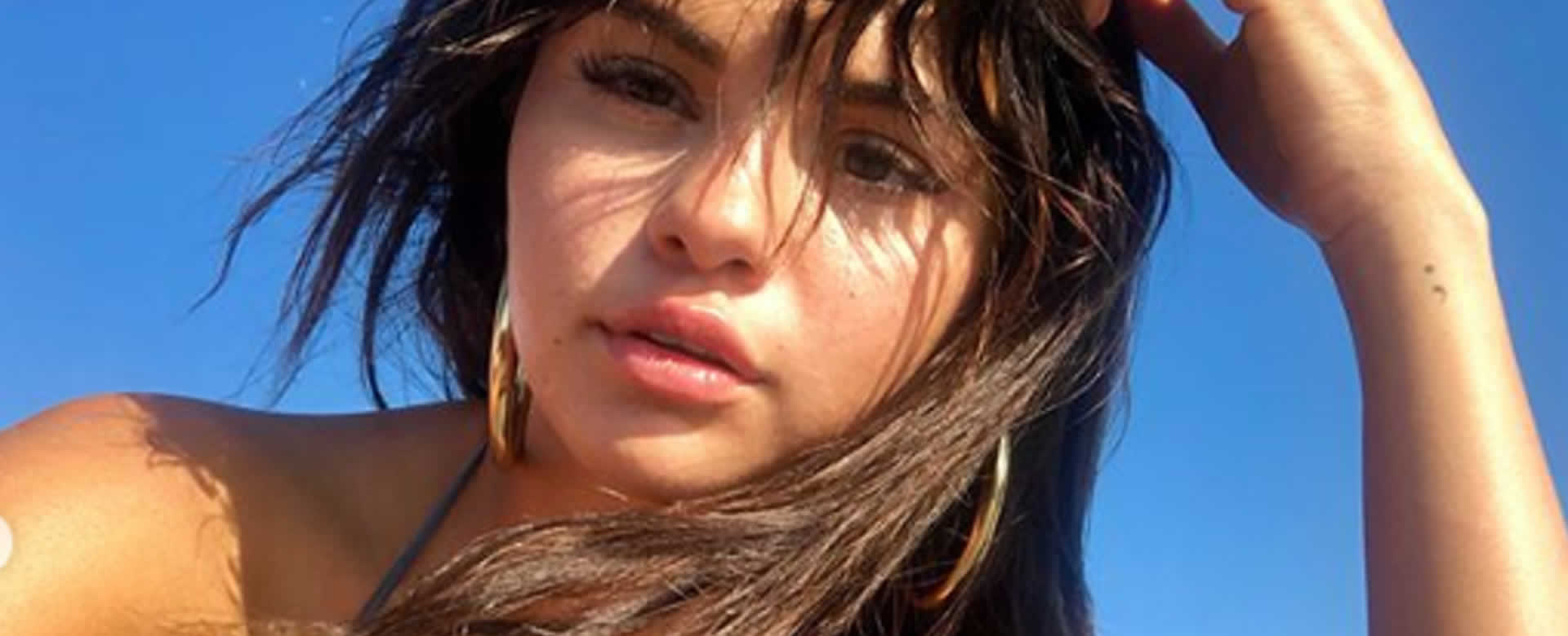 Selena Gomez luce más sexy que nunca en diminuto bikini