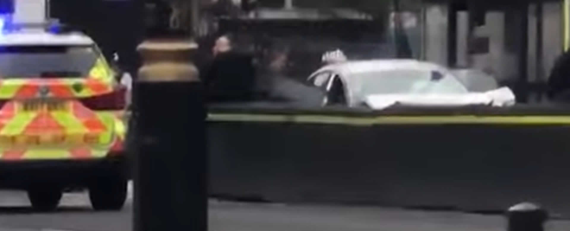 Un carro colisiona contra el Parlamento Británico