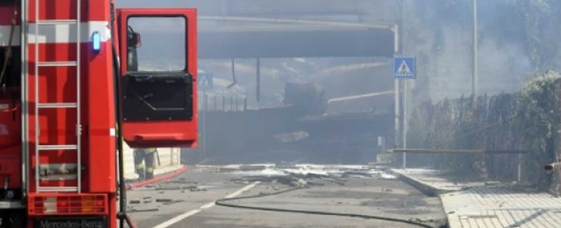 Voraz incendio paraliza tráfico tras explotar camión cisterna en Italia