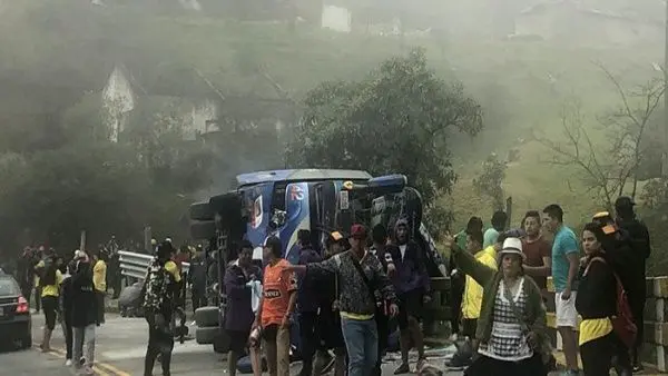 12 personas heridas y 30 fallecidas en accidente de autobús en Ecuador