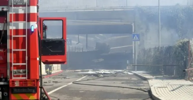Voraz incendio paraliza tráfico en Italia tras explotar camión cisterna 