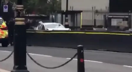 Un carro colisiona contra muro perimetral del Parlamento Británico