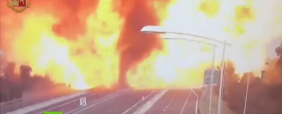 Impactantes imágenes de la explosión de un camión cisterna en plena autopista en Italia