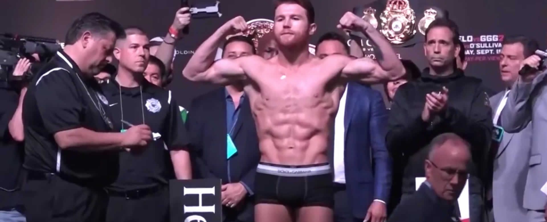El Canelo Álvarez a la hora del pesaje empuja a Gennady Golovkin