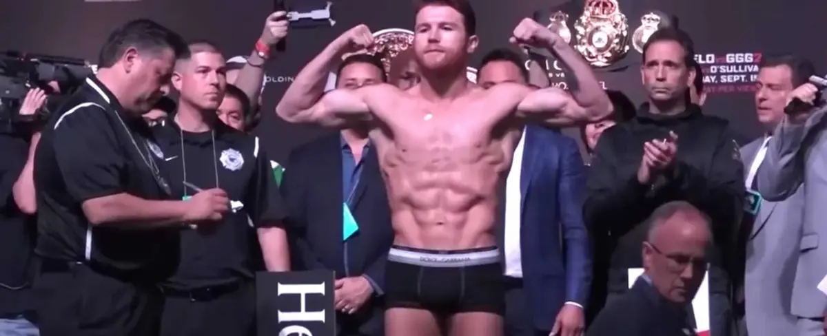 El Canelo Álvarez a la hora del pesaje empuja a Gennady Golovkin
