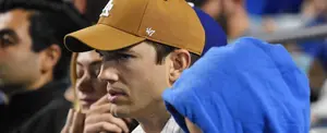 El Actor Ashton Kutcher se llevó el susto de su vida al atropellar a un fan
