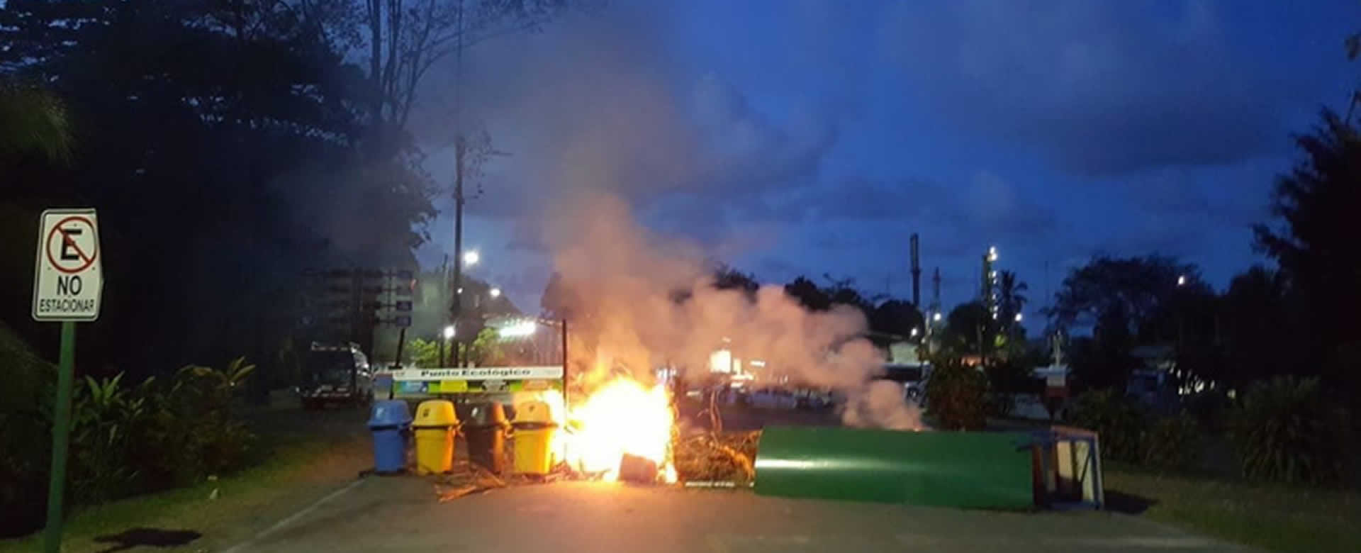 Entrada de Refinadora Costarricense cerrada por barricadas incendiadas