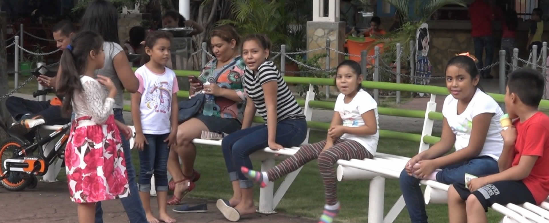 Familias nicaragüenses disfrutan de los espacios de recreación en alegría y paz