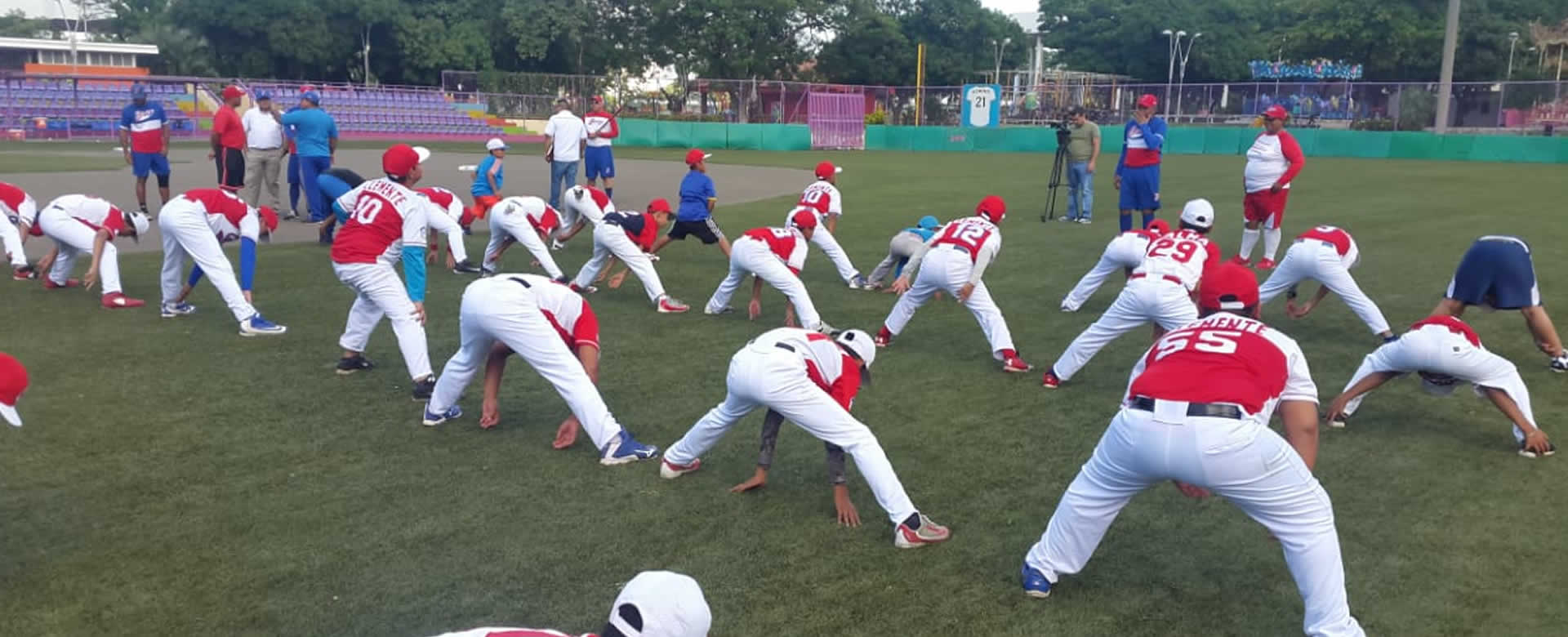 Academia infantil "Roberto Clemente" recibe clínica deportiva por el Bóer