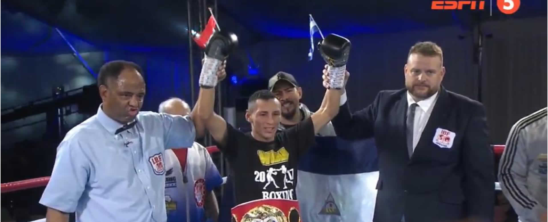 El nicaragüense "Gemelo" Alvarado se convierte en campeón mundial de las 108 libras