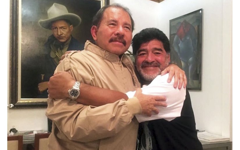 Daniel y Rosario envían mensaje de felicitaciones a Diego Armando Maradona en su cumpleaños