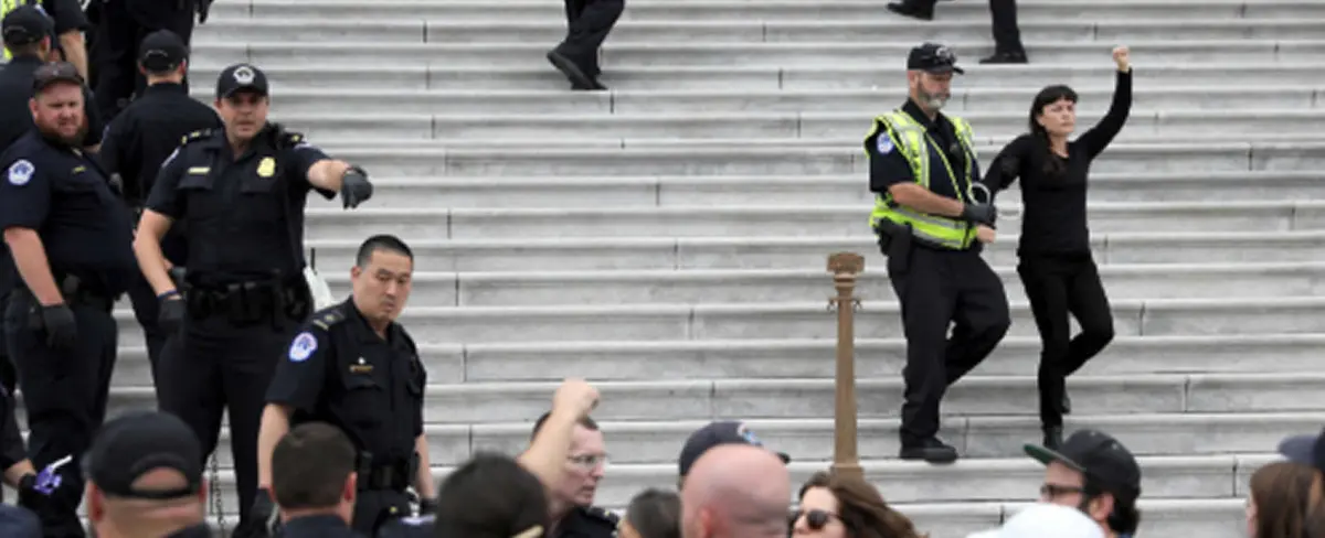 A las afueras del Capitolio detienen a decenas por protestar contra nombramiento de Kavanaugh