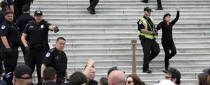 A las afueras del Capitolio detienen a decenas por protestar contra nombramiento de Kavanaugh
